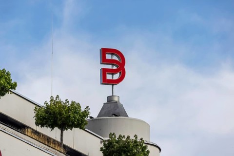 Breuninger department stores' logo. The department stores' is positioned in the upscale market