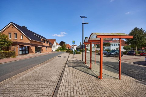 Bus stop Zetel Denkmal, bus shelter, residential building, blue sky, Dammstraße, Zetel, district of