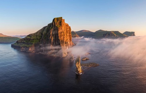 The Risin og Kellingin pinnacles off the Eysturoy cliffs in the evening light, Faroe Islands,