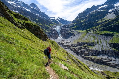 Mountaineers on hiking trail in front of mountain panorama, picturesque high-alpine mountain