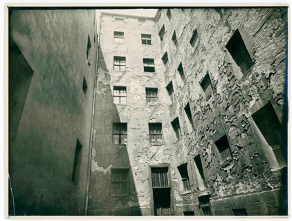 Berlin backyard, dilapidated courtyard with numerous windows and peeling plaster around 1920, Dr.