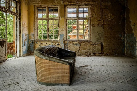 Vacant sofa in the so-called Saal des Sofas, former lung sanatorium and lost place Heilstätte
