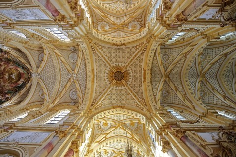 Crossing of the vaulted ceiling with decorations, ornaments and keystone, handicrafts, looking up,