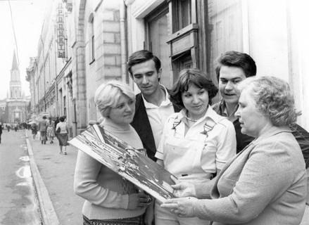 Practice 30 years later. J. Chaldej had found the woman in his picture from the first day of the