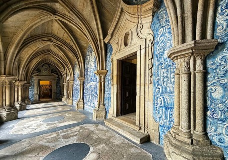 The Gothic cloister of Porto Cathedral was decorated with blue and white azulejos tiles, Sé do