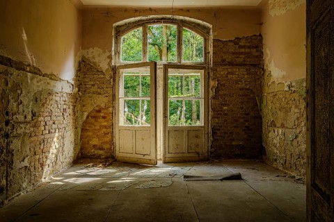 Dilapidated entrance to the former pulmonary sanatorium and lost place Heilstätte Grabowsee,
