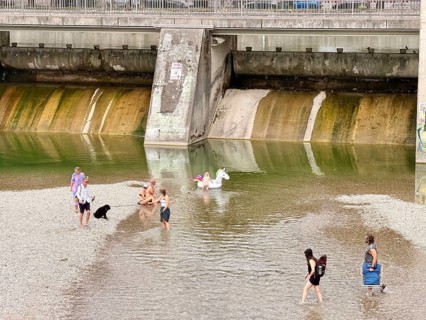 People bathing in the city, heat wave in summer, urban bathing in the river Isar, Munich, Germany