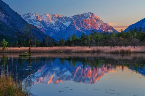 Moorgebiet Sieben Quellen with the Zugspitze Group 2962m at evening sun in spring, Eschenlohe,