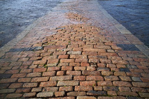 Dam, footpath, at low tide, here with rising water, flood. from Marazion to the tidal island of St