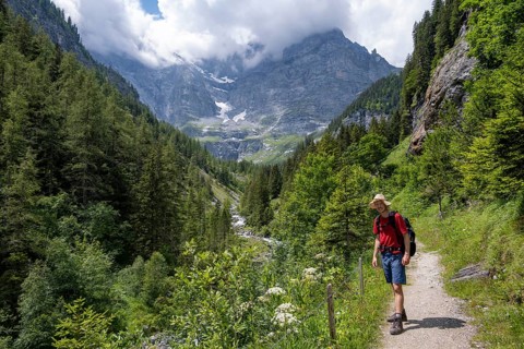 Mountaineers on a hiking trail in the Trachsellauenen Valley with the Weisse Lütschine mountain