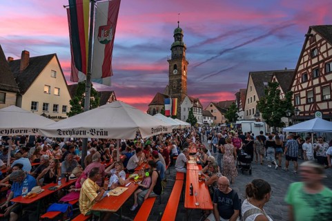 Visitors to the Laufer city festival on the market square, in the back the Johanniskirche, evening