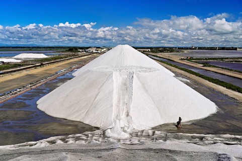 White salt cone, Salins du Midi, Aigues-Mortes, Camargue, southern France, France