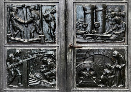 Depictions from the everyday life of miners in bronze reliefs by Otto Bussmann and Maria Schlüter