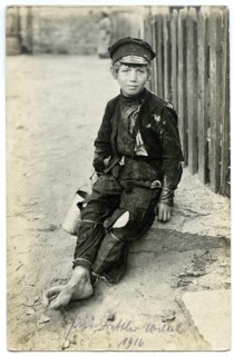 Jewish beggar, boy, Vilnius, Lithuania, poverty, poverty, hunger, orphan, World War I, boy sitting