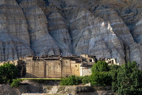 Settlement, small village, traditional clay houses near Chhusang in the Kali Gandaki river valley,