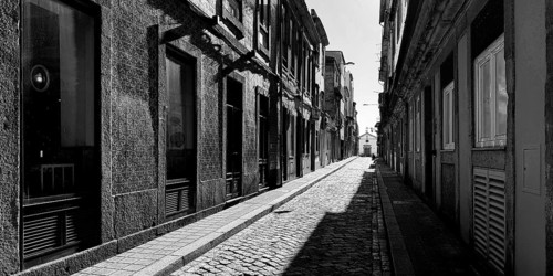 Rua do Pinheiro Street, a narrow and narrow typical street in the old town with the Capela de Nª