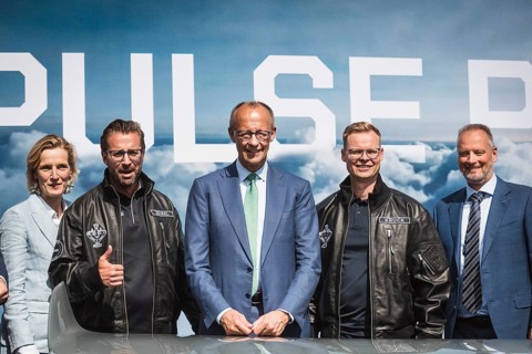Friedrich Merz between Florian Seibel and Sven Kruck (both from Quantum Systems) at the