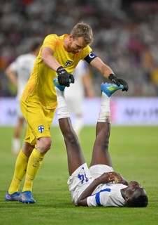 Ryan Mahuta FIN (14) injured Injury calf cramp, cramps, goalkeeper Lukas Hradecky FIN (01)