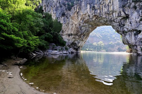 Ardèche river, above it the Pont d'Arc rock gate, Ardèche Gorge, Gorges de l'Ardèche,