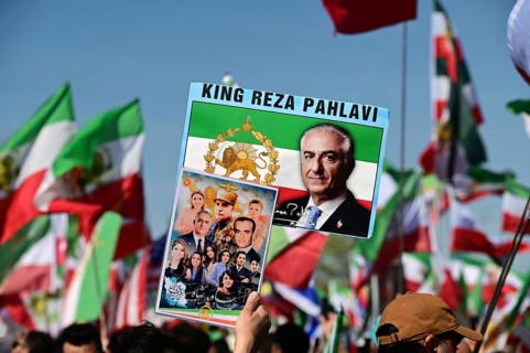 Supporters of Reza Pahlavi demonstrate in front of the Reichstag, including with numerous different