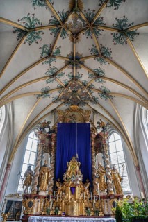 Altar with purple fasting cloth, Gothic mesh vault above, parish church of the Most Holy Trinity,