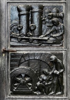 Depictions from the everyday life of miners in bronze reliefs by Otto Bussmann and Maria Schlüter