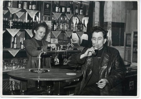 Berlin, Charlottenburg, pub, West-Berlin, beer, two people in a bar, drinking at a table, cozy