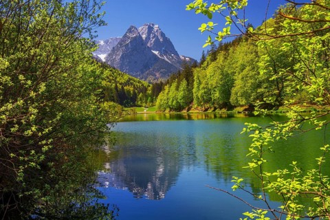 Riessersee with reflection in front of Waxenstein 2277m in spring, Garmisch-Partenkirchen,
