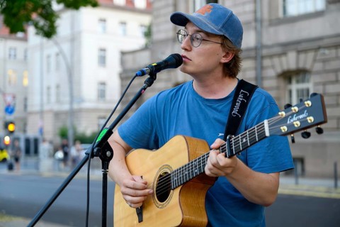 Marlo Grosshardt plays at the Fridays for Future heat demo. Invalidenpark, Berlin, 28.06.2026