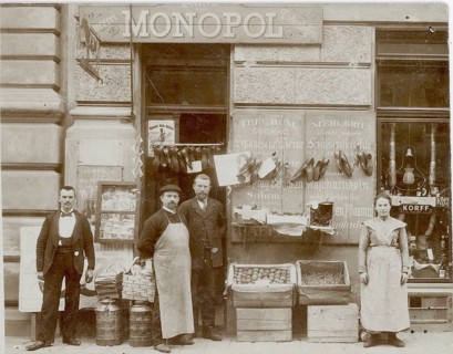 Monopoly, colonial goods, shop, profession, twenties, shoes, used, poor, group of four people in