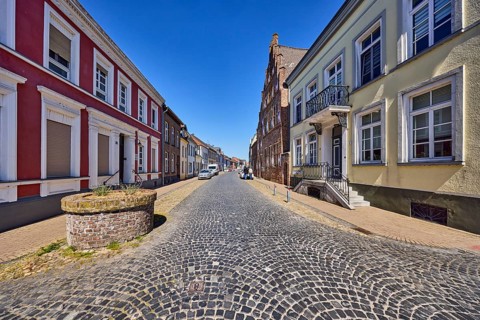 Fountain wall, historic residential building, houses, historic city center, sidewalk, street made