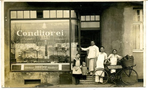 Düsseldorf, confectionary, shop, bread delivery, children, A family poses in front of a historic