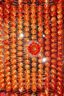 Traditional Chinese lanterns, numerous lanterns hanging from the ceiling, Wat Mangkon Kamalawat,