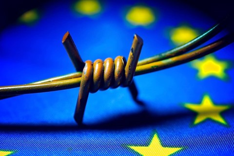 Barbed wire on EU flag, symbolic photo of European asylum reform +++ editorial use only