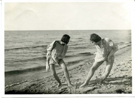 Mensendiek Gymnastik, Dora Menzler, Baltic Sea, dance, twenties, black and white photo of two