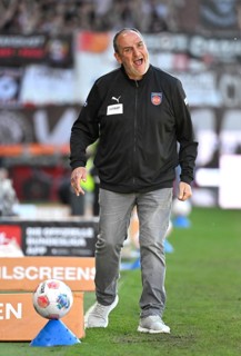 Coach Coach Frank Schmidt 1. FC Heidenheim 1846 FCH on the sidelines gesture gesture soccer