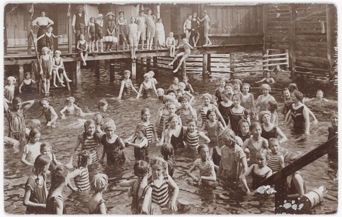 Bathing, swimwear, woman, men, children, leisure, fun, summer, many people in bathing suits playing
