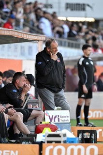 Coach Coach Frank Schmidt 1. FC Heidenheim 1846 FCH on the sidelines gesture thoughtful soccer