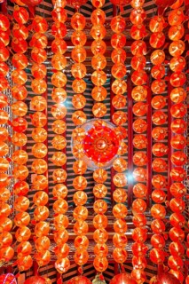 Traditional Chinese lanterns, numerous lanterns hanging from the ceiling, Wat Mangkon Kamalawat,