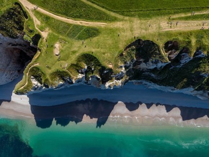 Aerial view, top down view of the rugged, distinctive cliffs, chalk cliffs, pebble beach, Étretat,