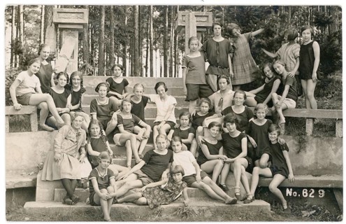 Zossen_Bei Berlin_Brandenburg_Ausflug_Badenbademode_A large group of girls sitting on stone steps