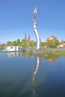 Parcival sculpture by Matthias Zágon Hohl-Stein 1998 modern art, large cubic sculpture, stainless