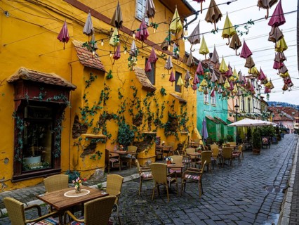 Street cafe in the old town of Sighi?oara, Sighi?oara, Transylvania, Romania