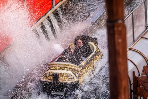 Rheinkirmes in den Rheinwiesen in Düsseldorf-Oberkassel, Wildwasserbahn Auf Manitus-Spuren, North