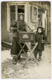 Jews, woman with an organ, child, Vilnius, Lithuania, poverty, World War I, elderly woman and child