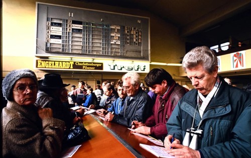 Trotting track Berlin Karlshort, betting company, visitors fill out betting slips