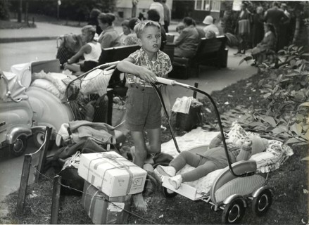 Berlin, around 1950, refugees, from the GDR, East zone, without housing, luggage in boxes, and with