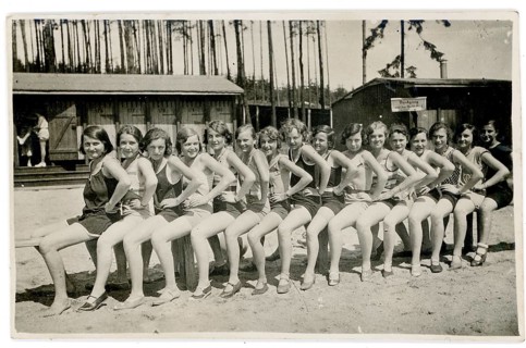 Berlin, Wannsee, bathing, swimwear, leisure, summer, woman in swimsuits sitting in a row and