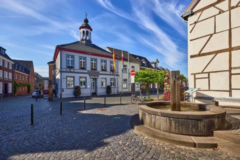 Town hall, historic building, half-timbered house, old town center, fountain, barrier bollard,