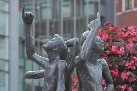 Klenkes memorial sculpture by Hubert Löneke 1970, Aachen greeting with the little finger of the